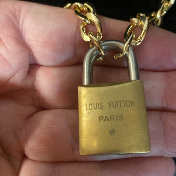 Louis Vuitton #226 Lock & Chain no key - Picture 5 of 7